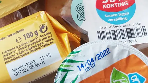 Productverpakkingen met zichtbare THT-datums en een kortingssticker tegen voedselverspilling.